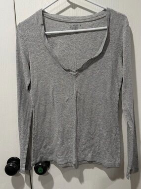 Old Navy Light Gray V-Neck Long Sleeve Tee